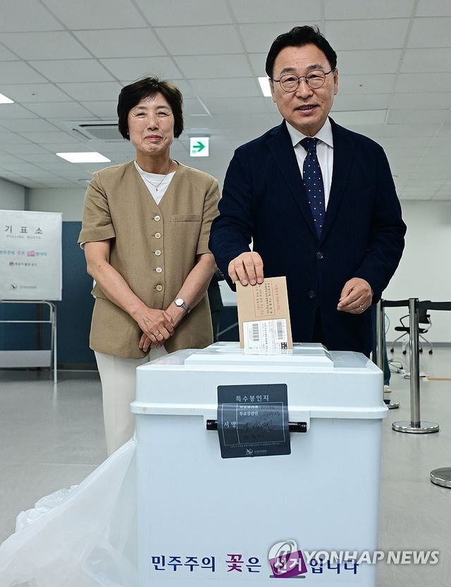 사전투표하는 정근식 서울시교육감 후보