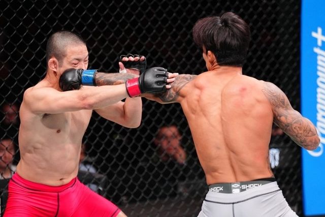 아오이에게 스트레이트를 날리는 송영재(오른쪽)