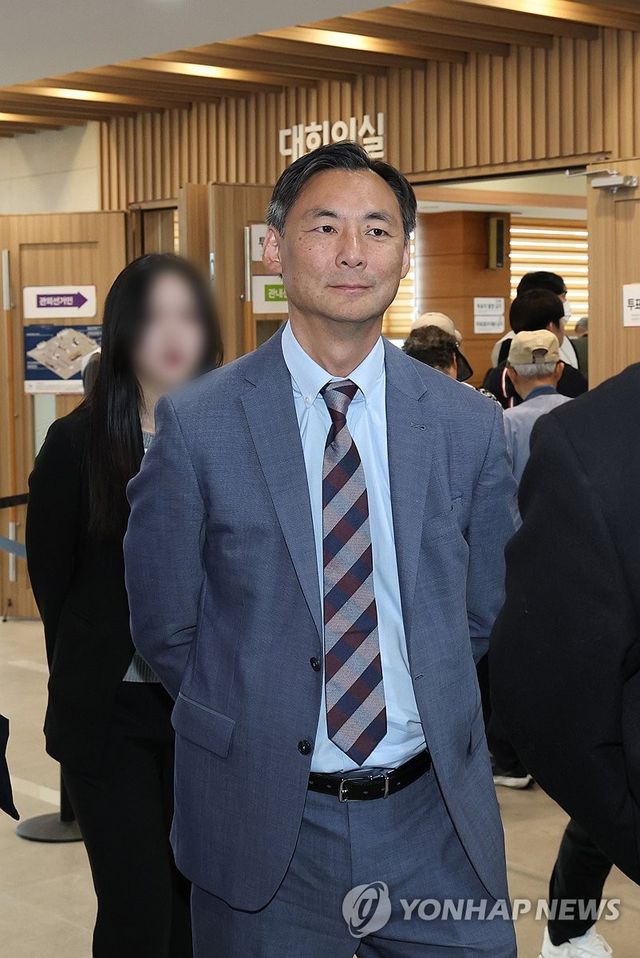 사전투표소 방문한 모스 탄