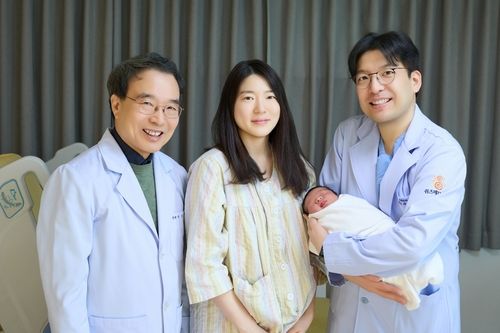(왼쪽부터) 이기호 원장, 산모, 이지훈 원장