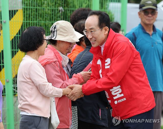 대구경북신공항 부지 주민 만나는 추경호 후보