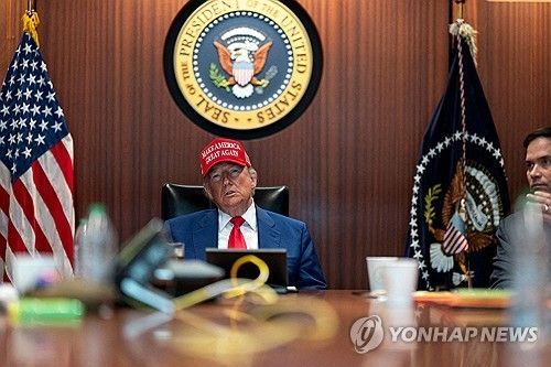 작년 6월 이란 핵시설 공습 당시 백악관 상황실의 도널드 트럼프 미국 대통령