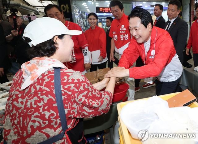 세종전통시장 찾아 지지 호소하는 장동혁