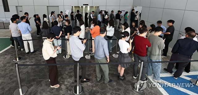 6ㆍ3지방선거 사전투표 위해 줄 선 직장인들