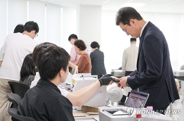 투표용지 받는 정원오 후보