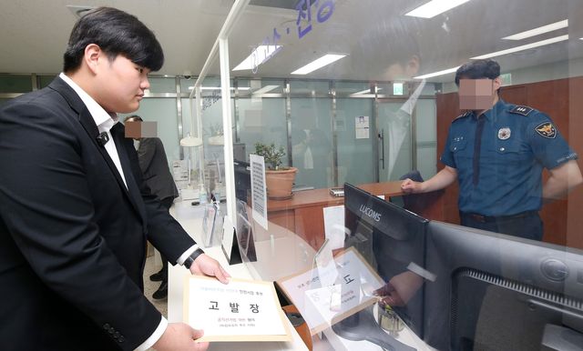 인천경찰청에 고발장 접수하는 박진해 선생 후손