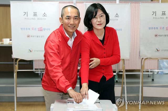 아내와 투표하는 박민식