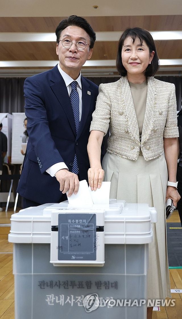 사전투표하는 김민석 국무총리