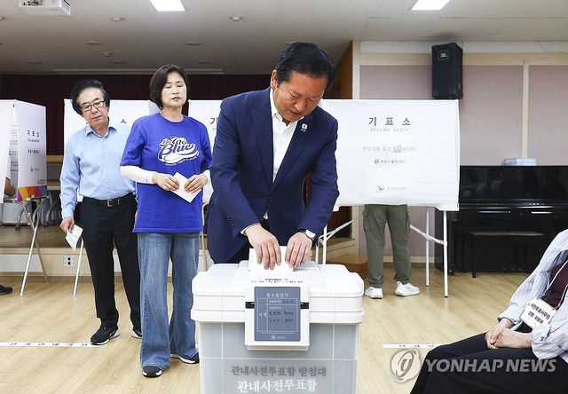 사전 투표하는 정청래 위원장