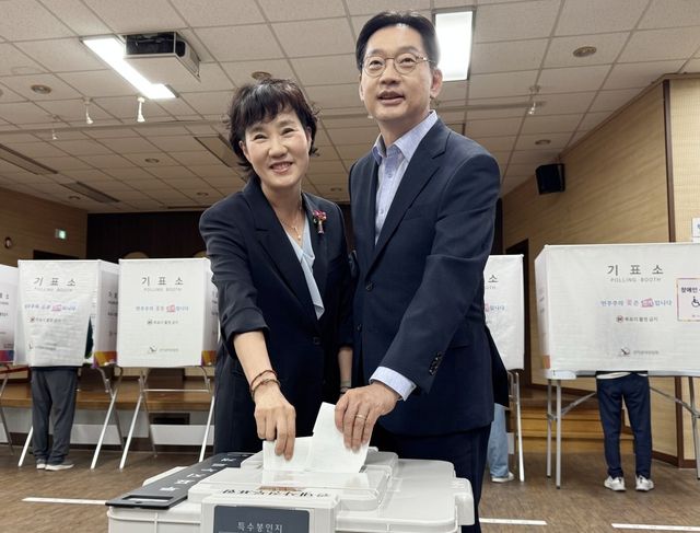 사전투표하는 김경수 더불어민주당 경남지사 후보 부부