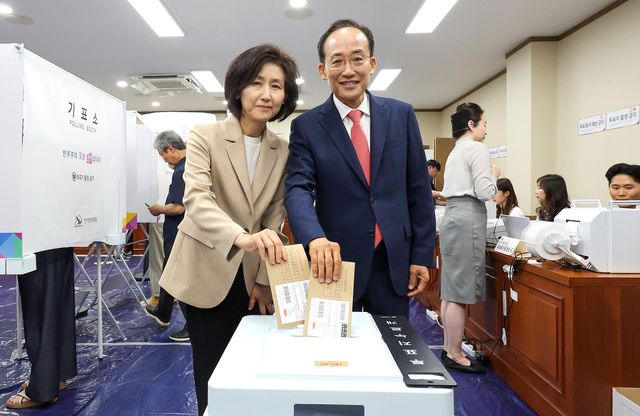 투표하는 국민의힘 추경호 대구시장 후보와 배우자 김희경씨