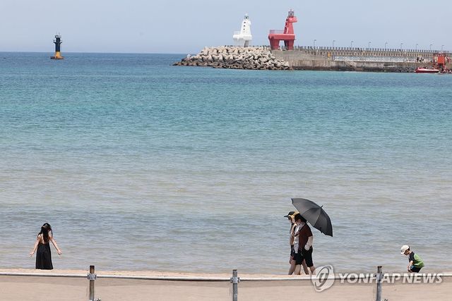 화창한 날의 제주 이호해변