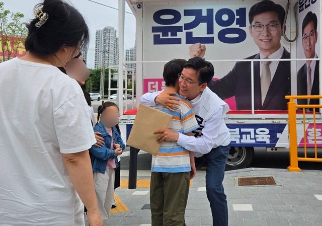 학생 안아주는 윤건영 후보