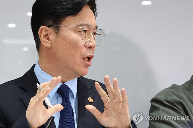 노동현안 관련 발언하는 김영훈 노동부 장관
