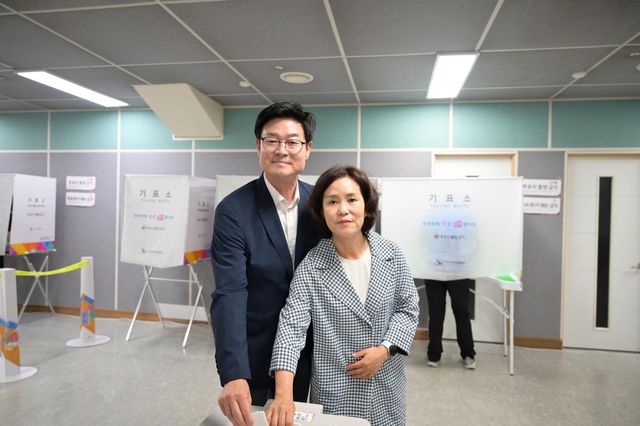 사전 투표하는 구자열 원주시장 후보 부부