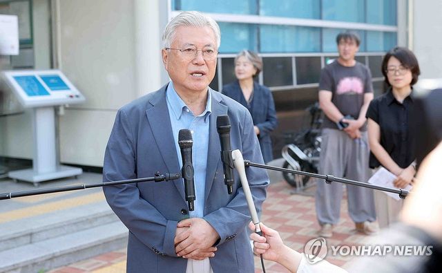 사전투표 마친 문재인 전 대통령