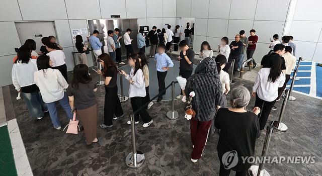 6ㆍ3지방선거 사전투표 위해 줄 선 직장인들