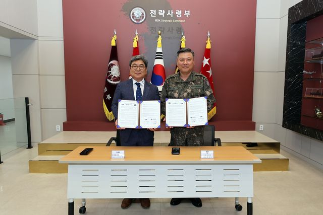 최종원 KAI 전략본부장(왼쪽)과 박재열 전략사령관