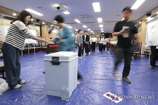 투표하는 유권자들