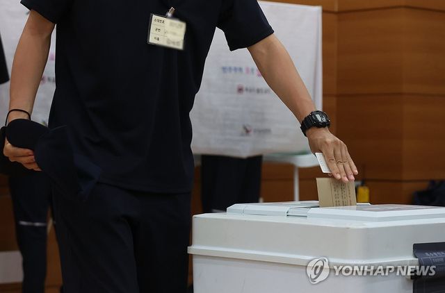 사전투표 참여한 해군 병사