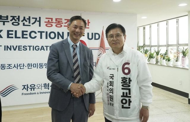 모스 탄 미국 리버티대 교수(왼쪽)와 황교안