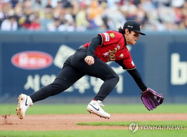 수비하는 김도영