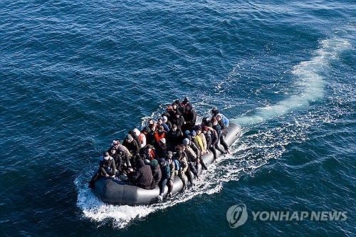 소형 고무보트로 영국 해협 건너는 불법 이민자들