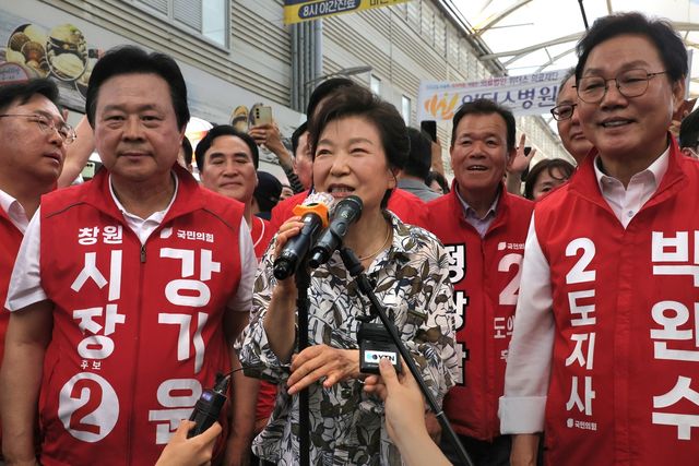 마산어시장 찾은 박근혜 전 대통령