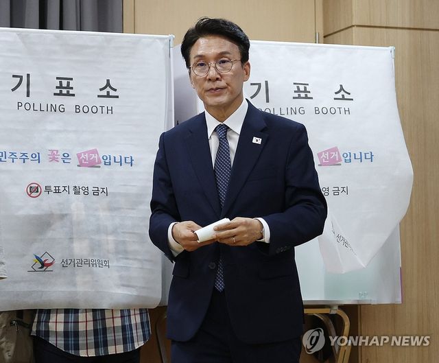 기표소 나오는 김민석 국무총리