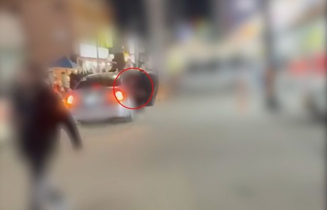 콜뛰기 차량서 내리는 승객