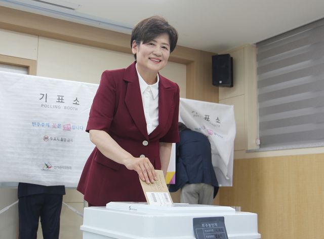 사전투표하는 강은희 대구교육감 후보