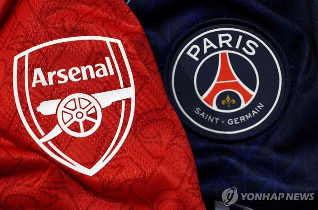 아스널(왼쪽)과 PSG 구단 엠블럼이 새겨진 유니폼.