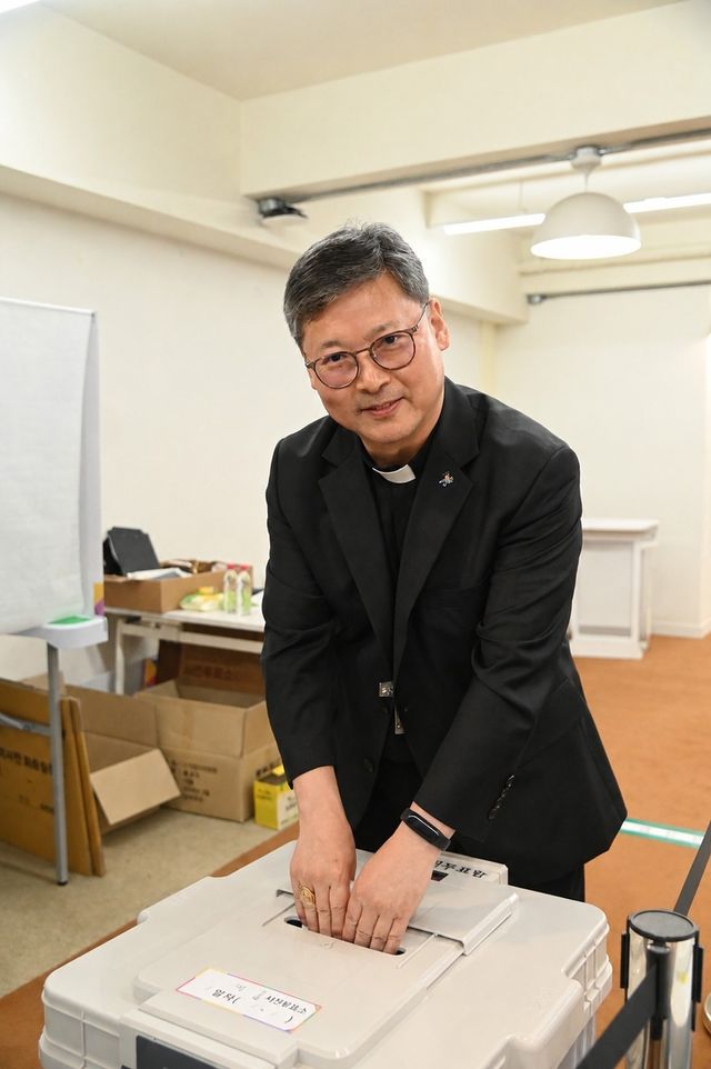 사전투표하는 정순택 대주교
