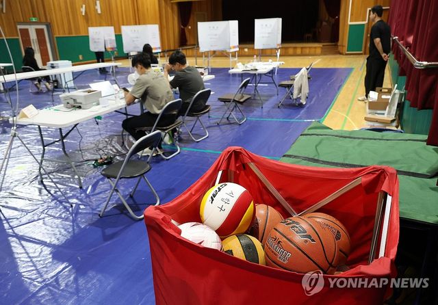학교 체육관에 마련된 투표소