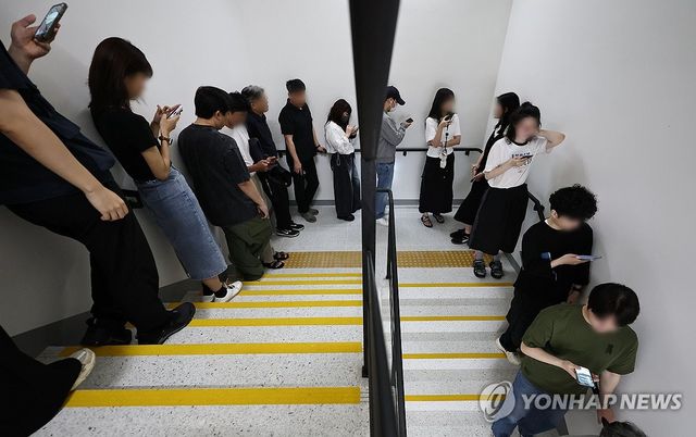 점심시간 사전투표하는 직장인들