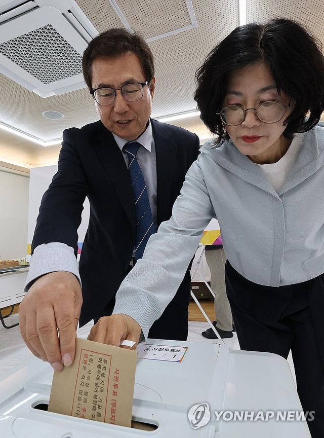 투표하는 한만중 서울시 교육감 후보