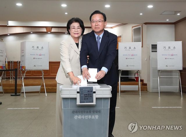 사전 투표하는 김부겸