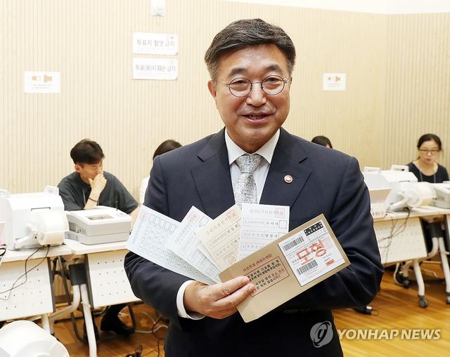 사전투표소 점검하는 윤호중 장관