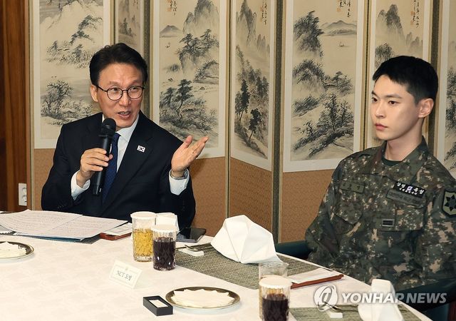 김민석 국무총리와 '천명지킴 프로젝트' 생명대사 NCT 도영