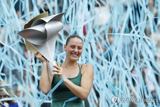 여자프로테니스 투어 무투아 마드리드오픈(WTA 1000) 단식에서 우승한 마르타 코스튜크