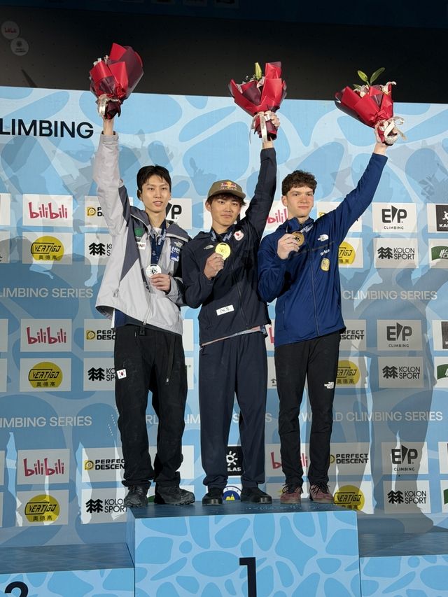 시상대에 올라선 이도현(맨왼쪽)