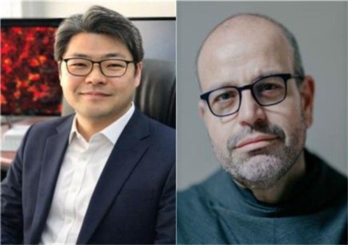 제20회 '생명의 신비상' 수상자인 정원석 교수(왼쪽)와 베난티 신부
