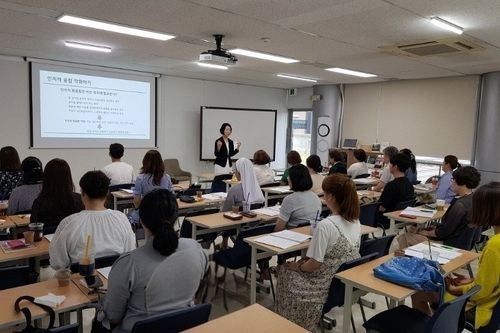 정서 폭력 피해자를 돕기 위한 전문상담사를 대상으로 교육 중인 김도연 소장