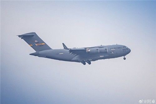 중국 베이징 수도공항에 착륙중인 미 공군 C-17 수송기