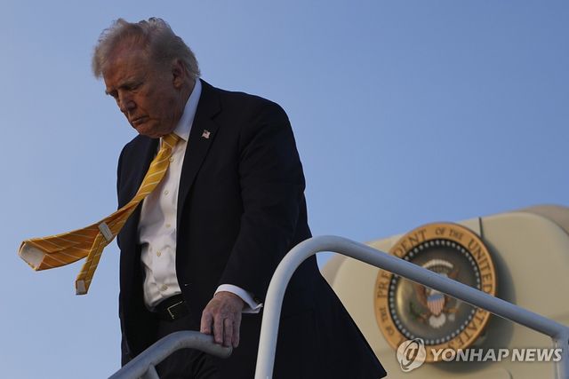 2일(현지시간) 마이애미 국제공항에 도착한 도널드 트럼프 미국 대통령