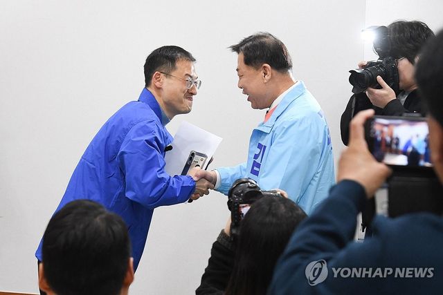 악수하는 김상욱과 김종훈