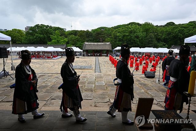 정전 들어서는 제관들