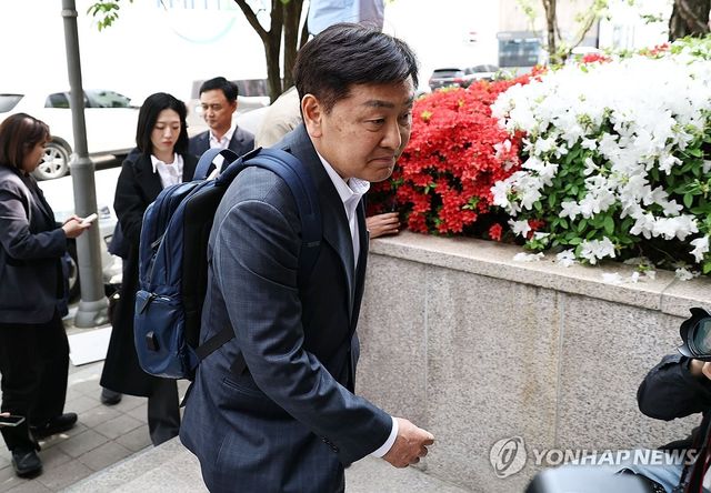 2차 종합특검 출석하는 김관영 지사
