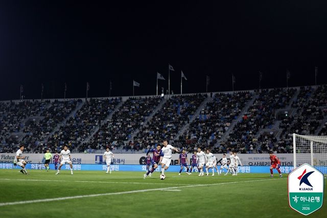 수원FC와 수원 삼성의 경기 장면