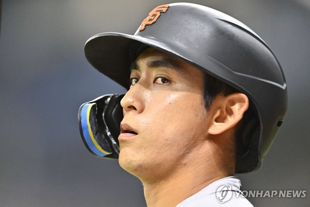 1회 타석에 들어가기 전 더그아웃을 바라보는 이정후 